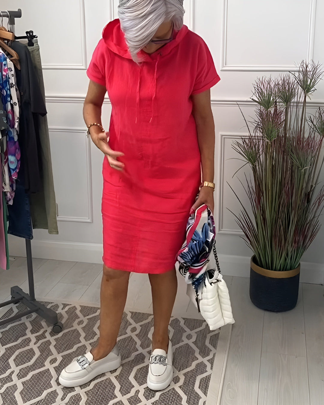 Versatile women's midi hoodie dress, ideal for summer and relaxed everyday comfort with adjustable hood.