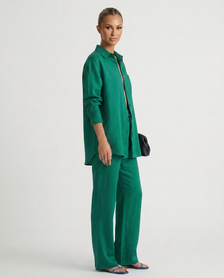 Women's casual fashion: relaxed two-piece lounge set in soft, breathable fabric.