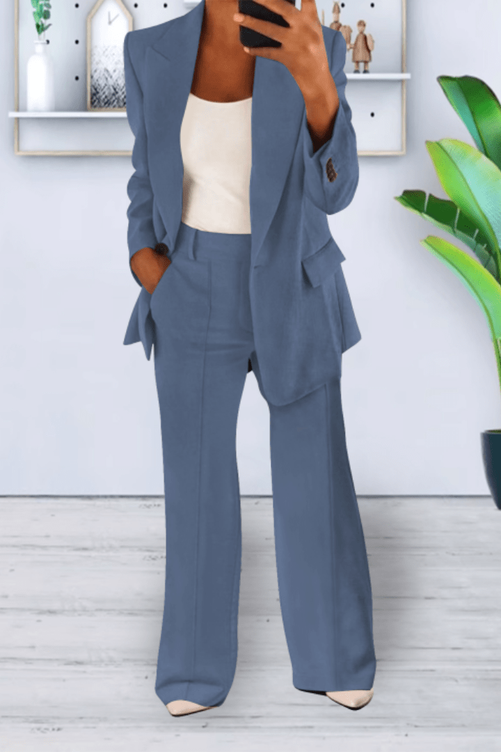 Comfortable women's matching set, ideal loungewear or travel outfit for spring and summer.