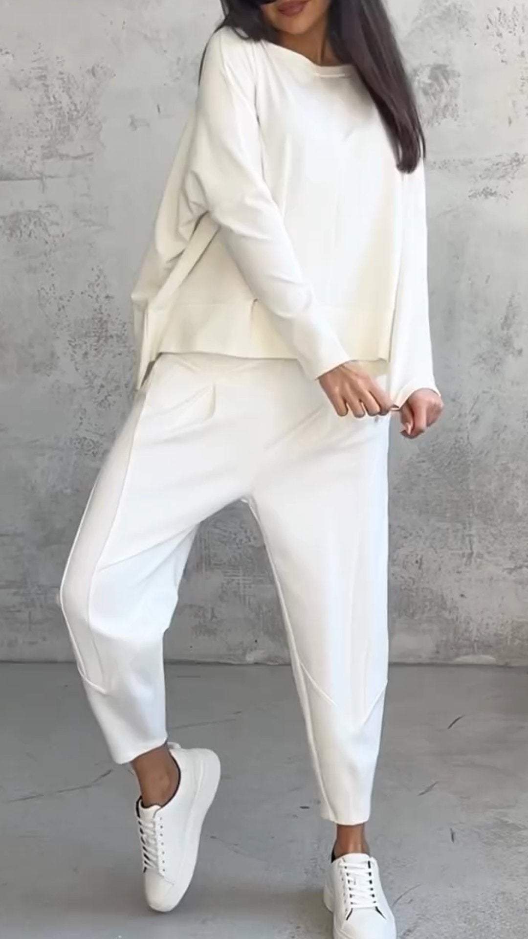 Women's relaxed two-piece leisure set, cozy long sleeve & round neck design for stylish everyday wear.