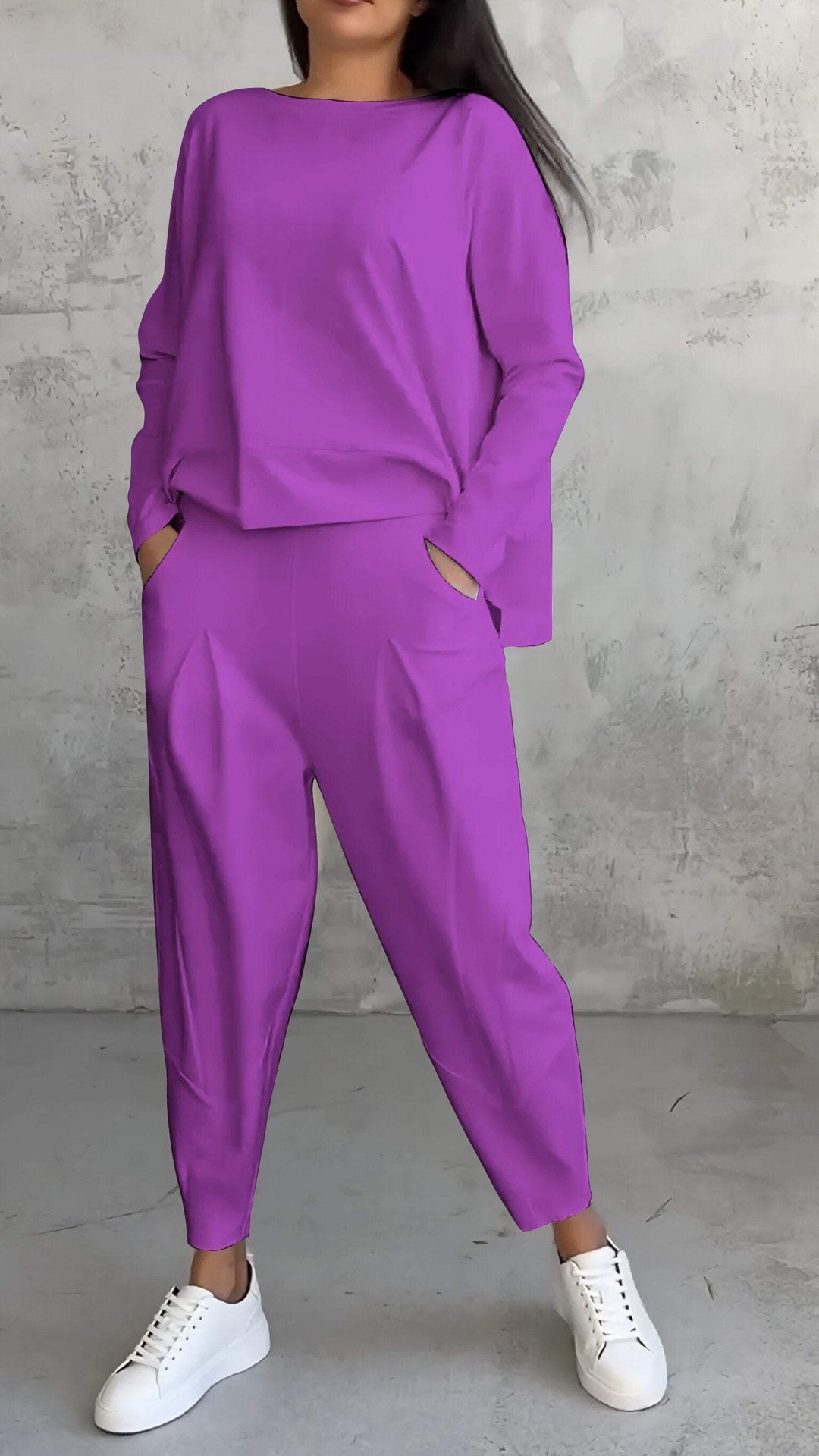 Relaxed women's two-piece leisure set, comfortable lounge wear for unwinding in style.