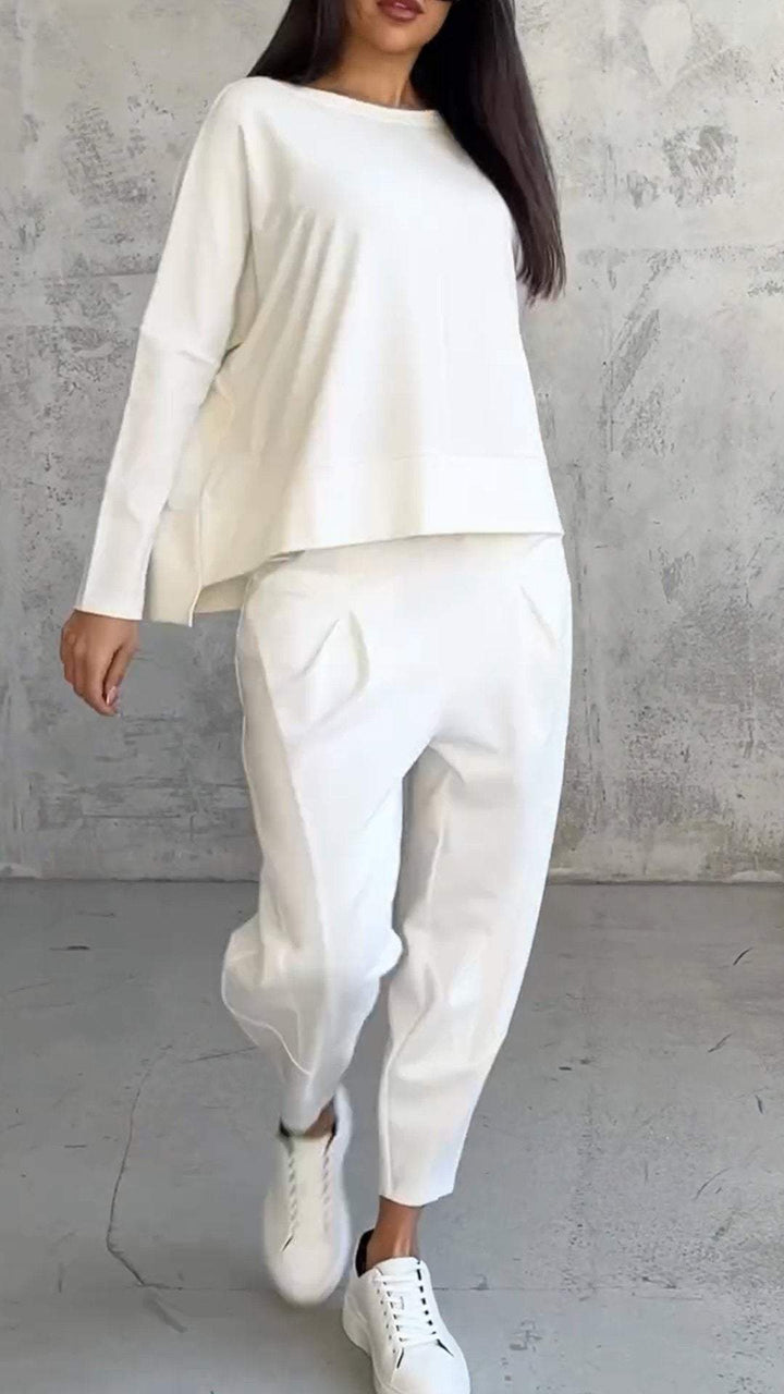 Comfortable women's two-piece leisure set for relaxed everyday wear, perfect lounge wear.
