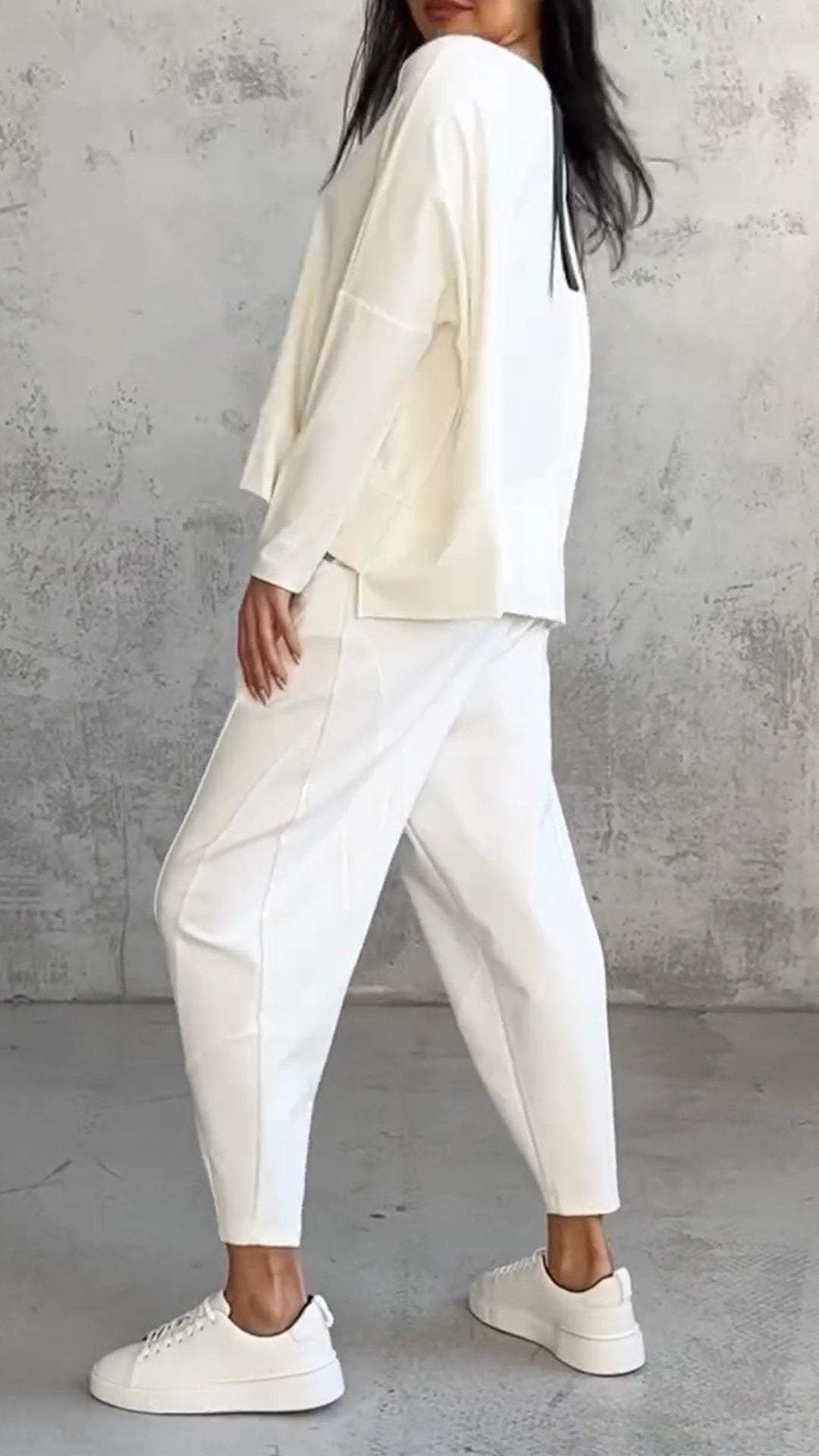 Stylish women's relaxed two-piece set, a chic casual outfit with long sleeves and round neck.