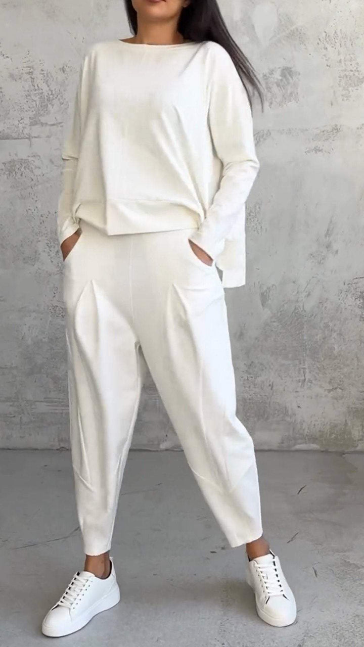 Soft fabric women's relaxed two-piece leisure set, offering cozy comfort and style.