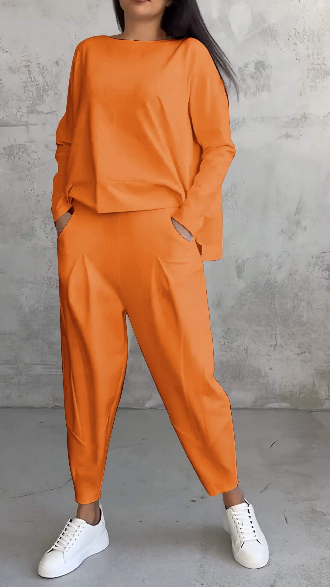 Round neck detail of women's relaxed two-piece leisure set, a stylish element for casual comfort.