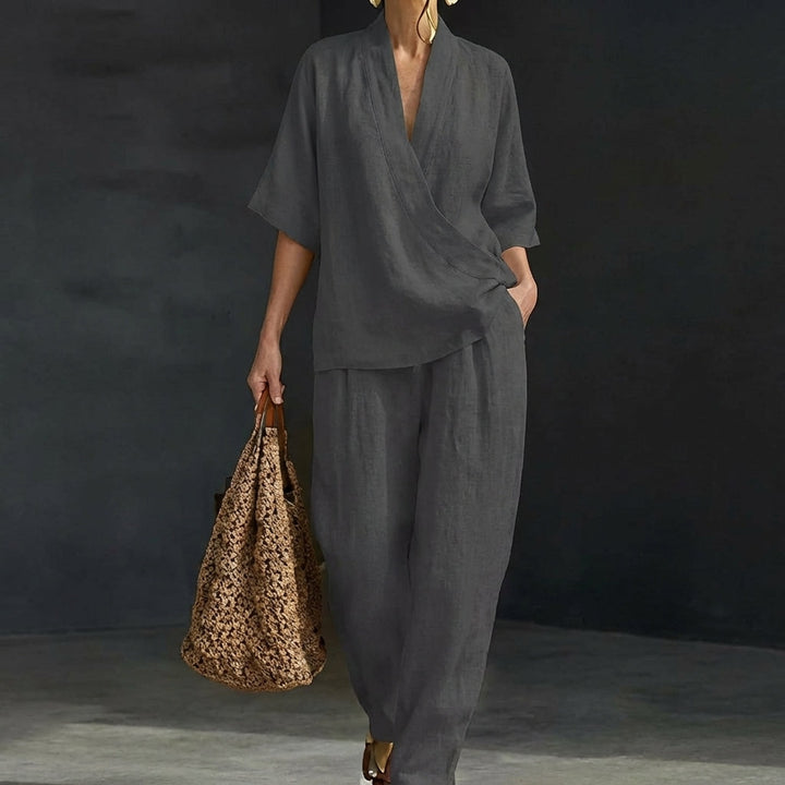 Versatile women's two-piece set featuring a relaxed V-neck top & wide-leg pants. Ideal for casual chic & travel.