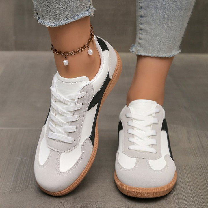 Stylish women's low-top retro sneakers, perfect for casual fashion & vintage street style.