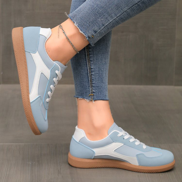Low-top women's retro sneakers, offering vintage style, comfort, and casual everyday footwear.