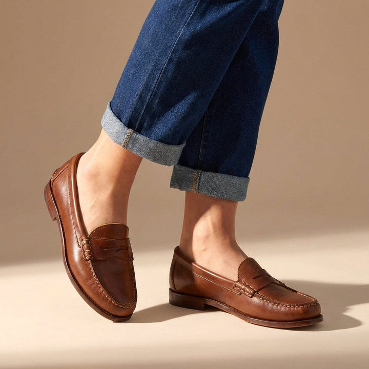 Women's retro flat loafers in classic style, perfect for everyday comfort & timeless casual wear. Slip-on design.