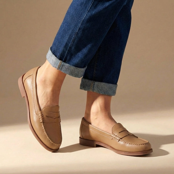 Versatile women's retro flat loafers, offering comfort for everyday wear & a chic, timeless casual style.