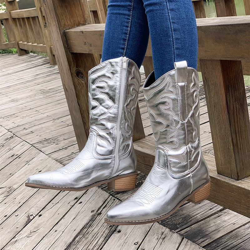 Fashionable retro Western boots for women, embodying chic cowboy style and everyday comfort.