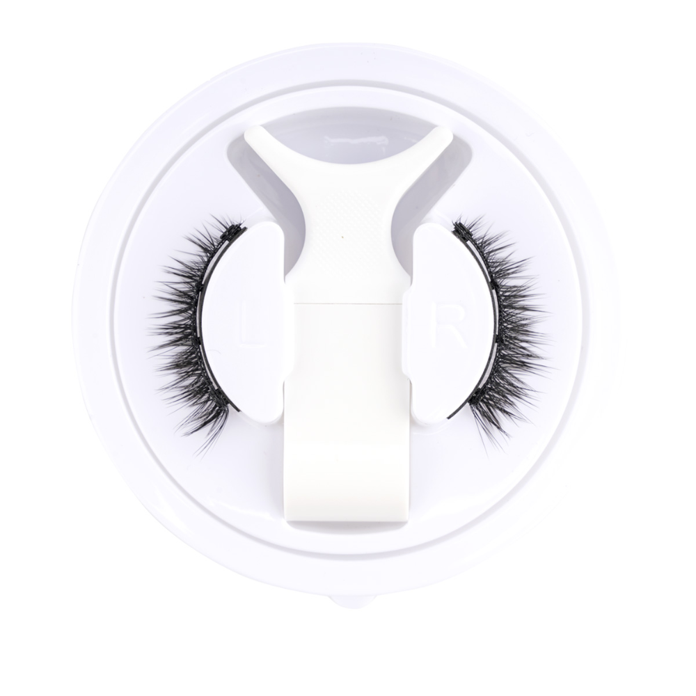 Natural 3D magnetic false eyelashes kit. Reusable, no glue lashes with applicator for effortless eye makeup.