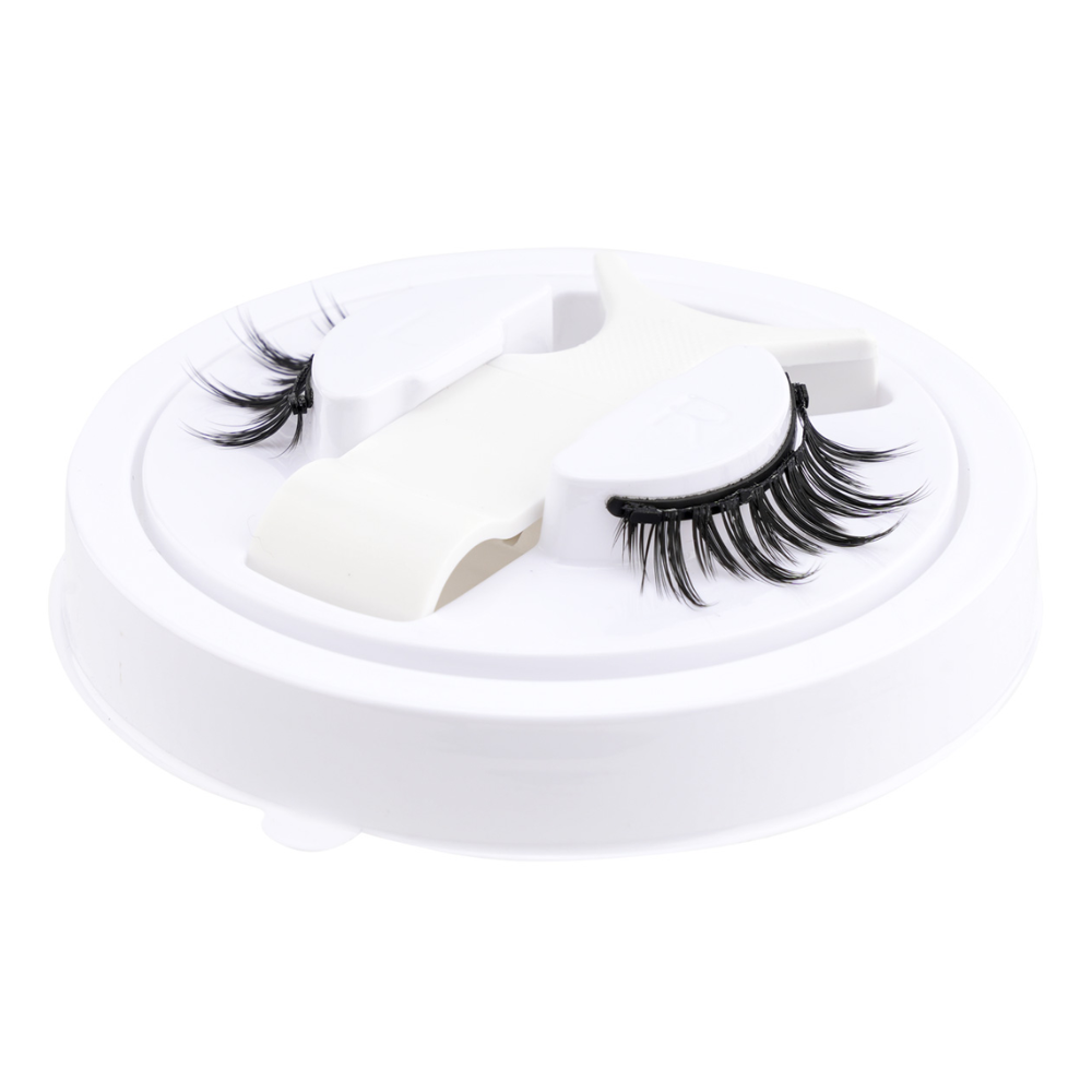 Complete magnetic eyelash kit: reusable, no-glue 3D false lashes & easy-to-use applicator for beautiful eyes.