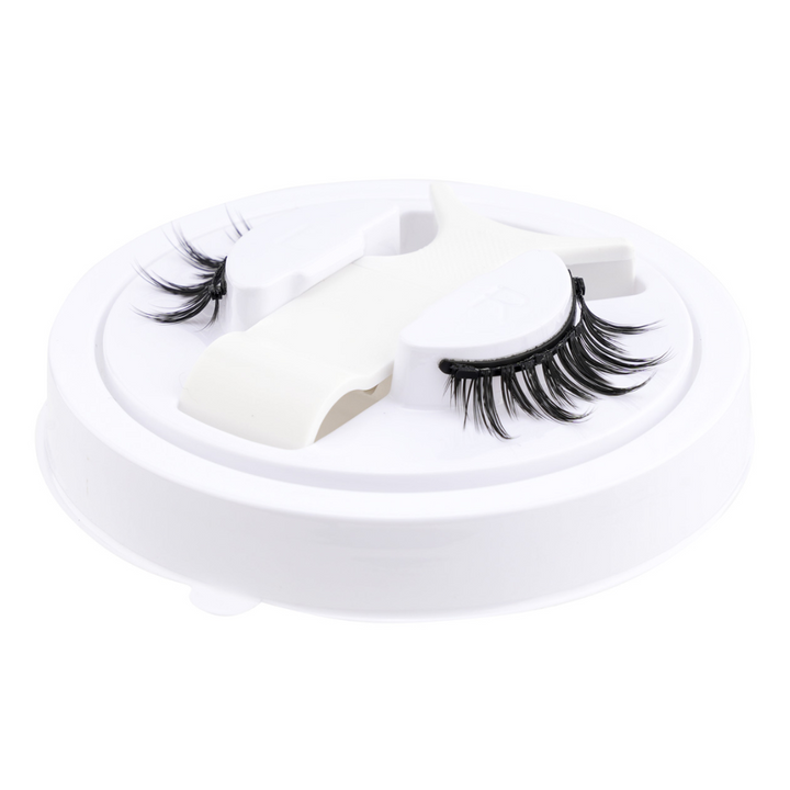 Complete magnetic eyelash kit: reusable, no-glue 3D false lashes & easy-to-use applicator for beautiful eyes.