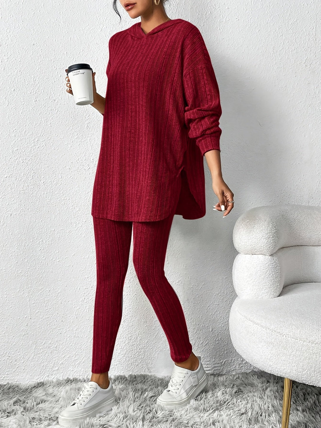 Versatile women's ribbed knit lounge set. Casual two-piece outfit, ideal for home or athleisure.