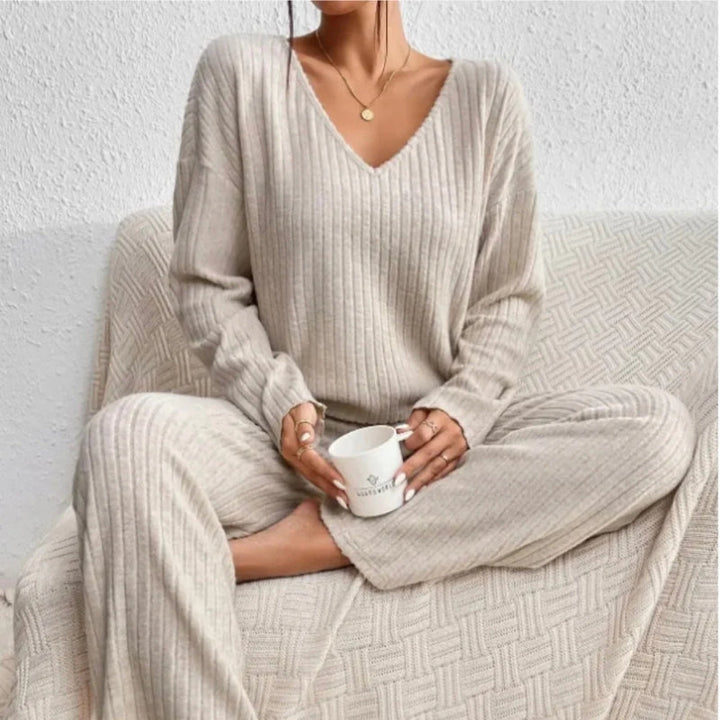 Stylish women's ribbed knit two-piece set. Versatile for comfortable loungewear or chic casual wear.