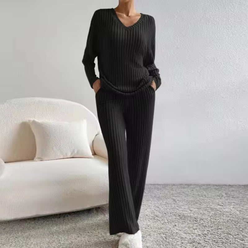 Women's cozy ribbed knit two-piece set. Easy-to-wear matching outfit, ideal for comfortable loungewear.