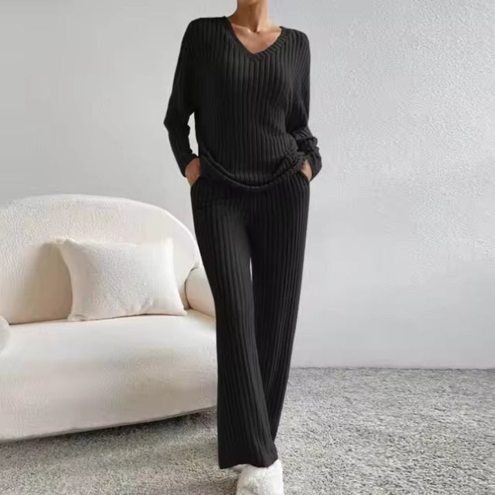 Women's cozy ribbed knit two-piece set. Easy-to-wear matching outfit, ideal for comfortable loungewear.