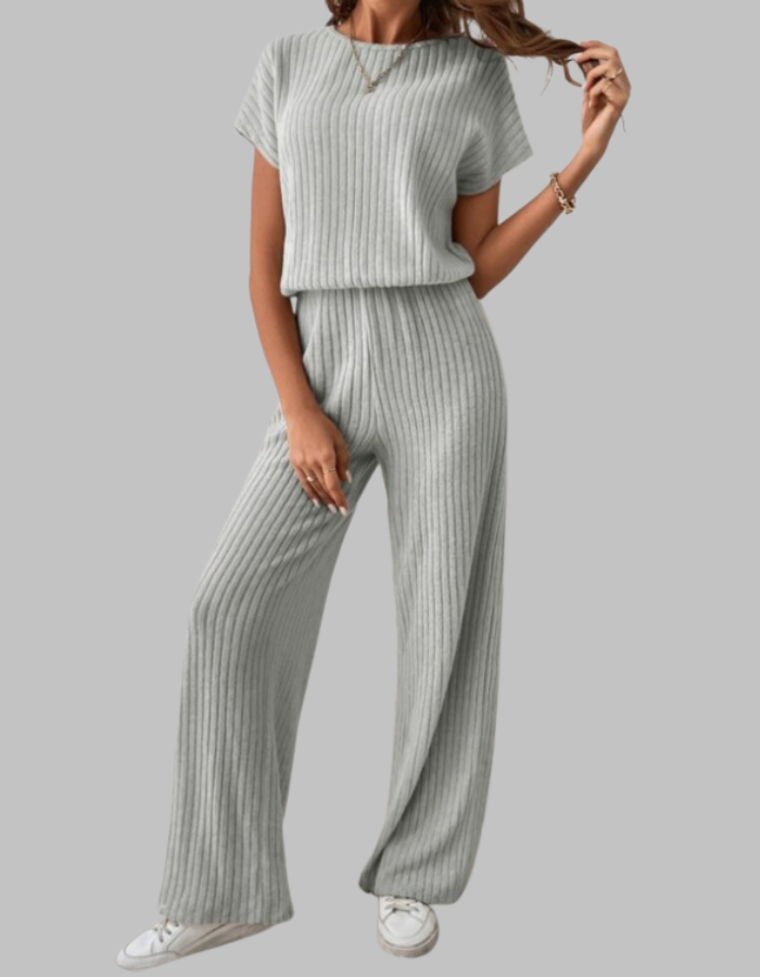 Coordinated ribbed women's set: short sleeve top and high-waisted wide-leg pants for a stylish, casual look.