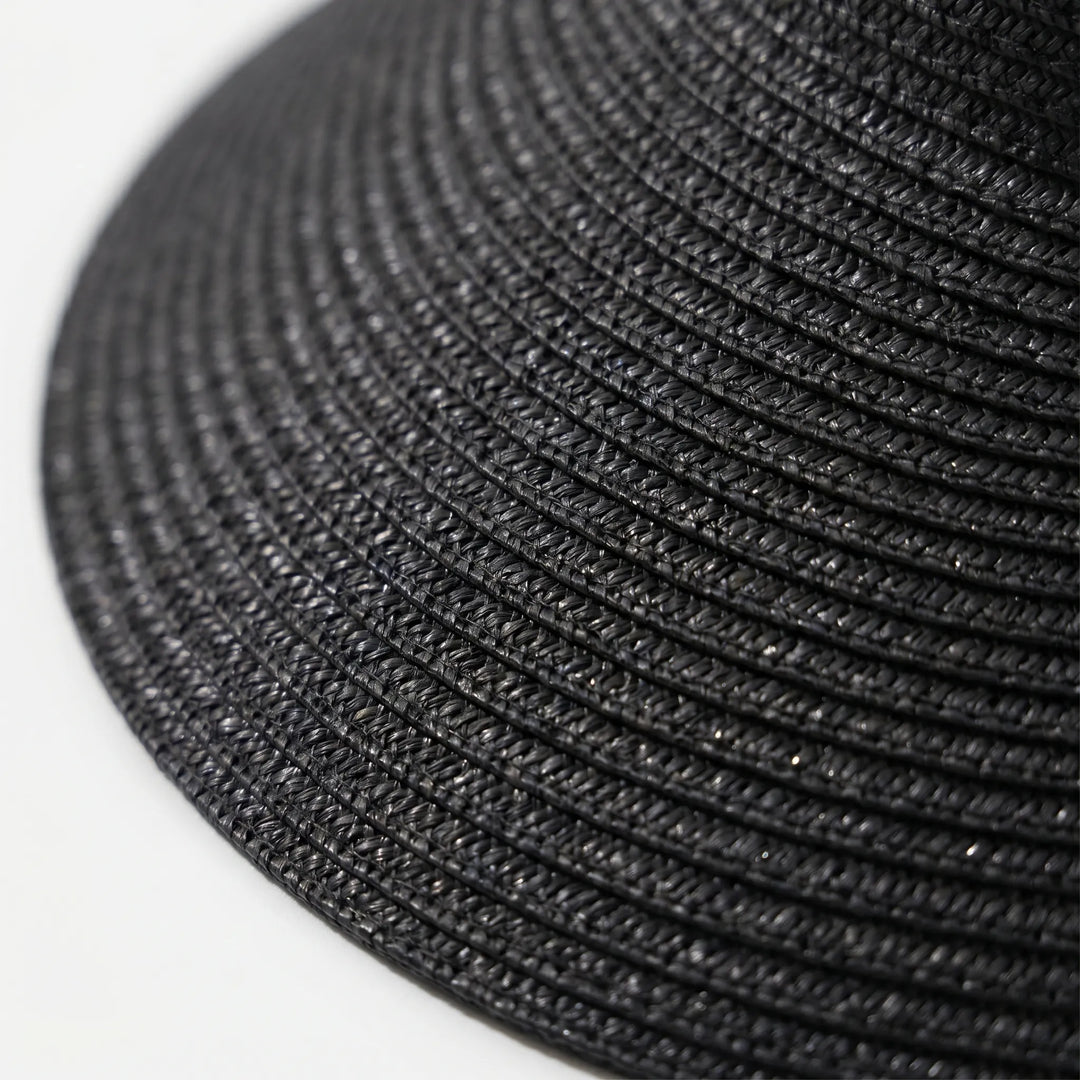 Adjustable open-top women's sun visor hat, foldable for travel. Ideal for summer activities and sun protection.