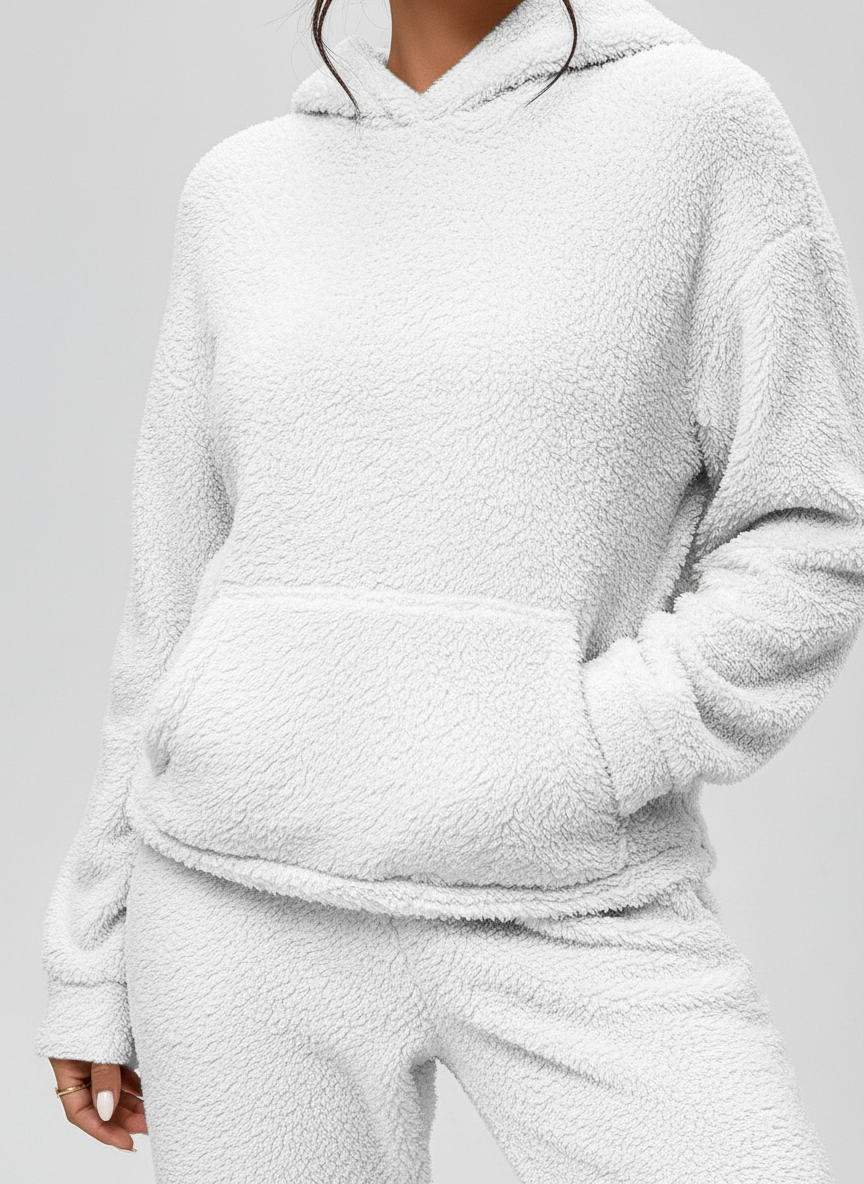 Women's 'Saskia' cozy wear set: extended hoodie with pocket detailing and comfortable, warm trousers
