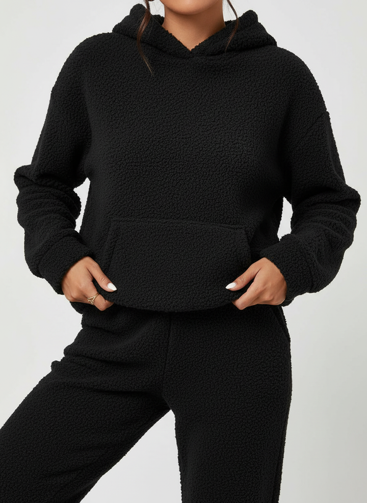 Matching women's set: long-line hoodie with spacious kangaroo pocket and soft, everyday trousers