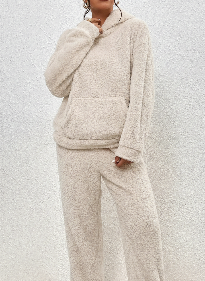 Cozy women's loungewear set, a long hoodie with kangaroo pocket and matching soft trousers, essential winter outfit