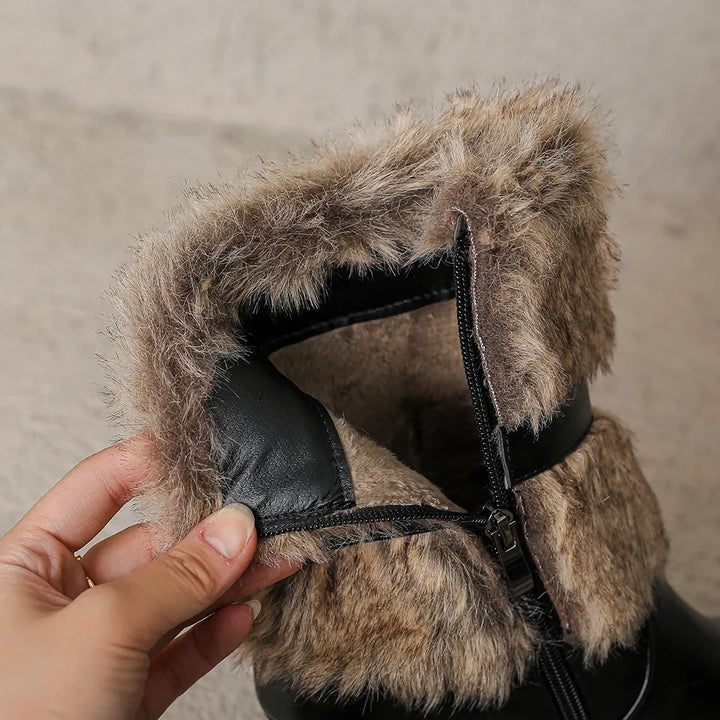Stylish women's Savanna heel boots. Fashionable ankle boots with effortless style for any occasion.