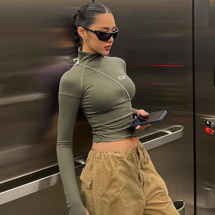Contemporary women's sculpting crop top with a convenient zip and long sleeves for a chic look.