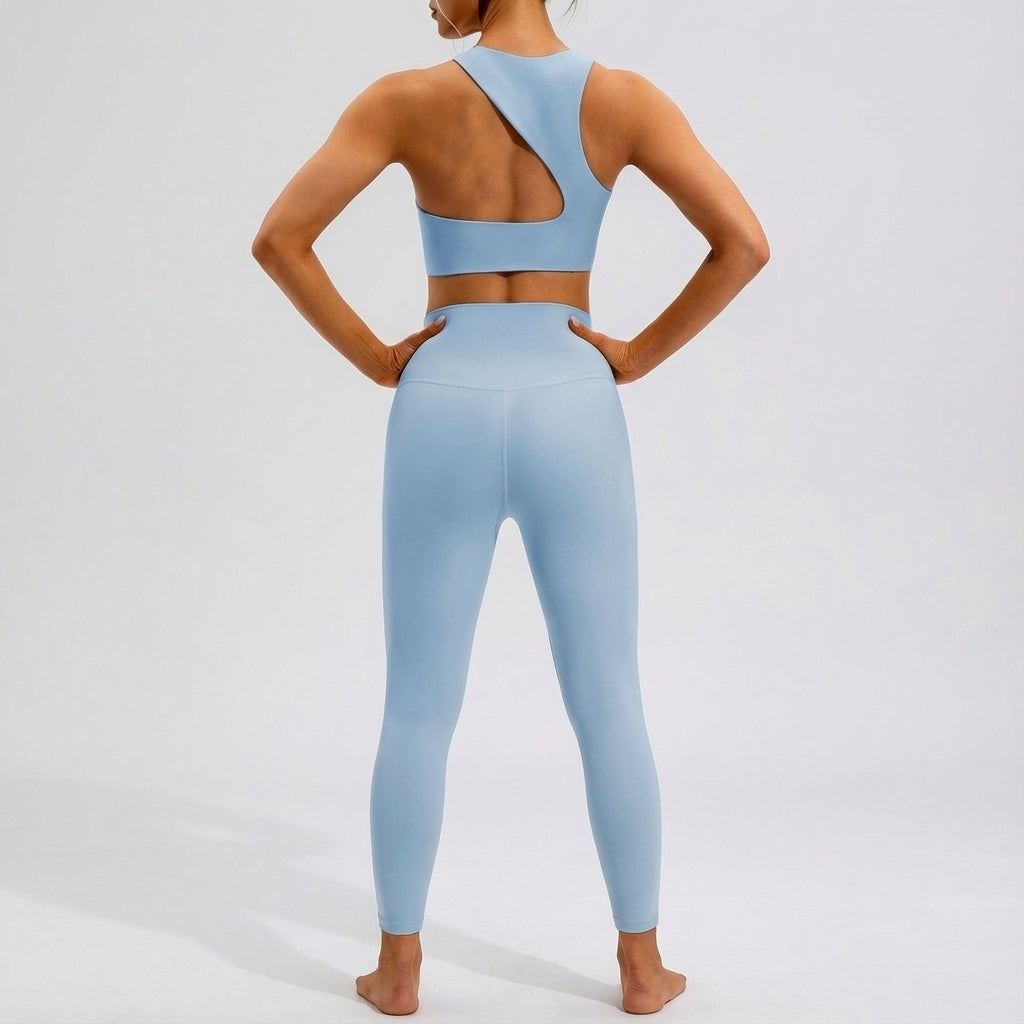Breathable women's seamless active sports top & high-waist leggings in a sporty set.