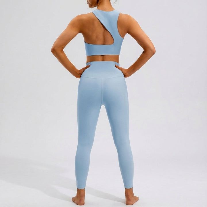 Breathable women's seamless active sports top & high-waist leggings in a sporty set.