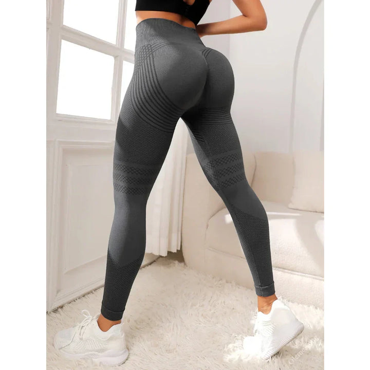 Seamless women's activewear leggings, featuring a high waist and booty-lifting design for yoga.