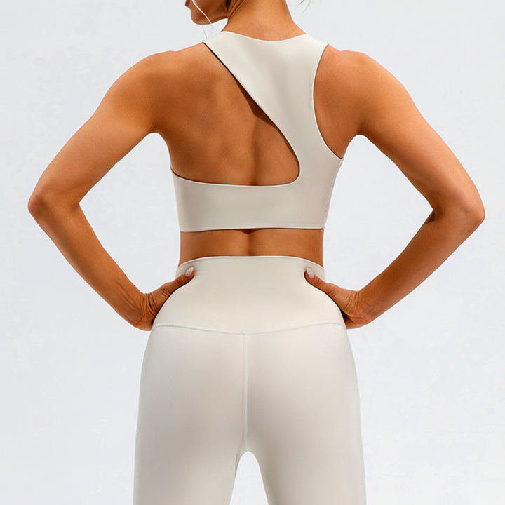 Stylish women's seamless activewear top, provides a comfortable fit for gym & training.