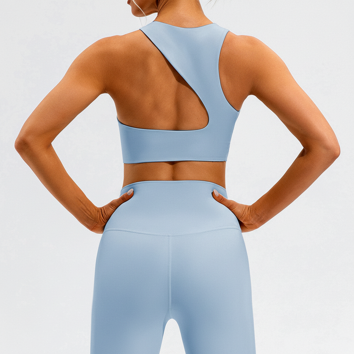 Versatile women's seamless performance top, perfect for gym, yoga, and all sportswear.