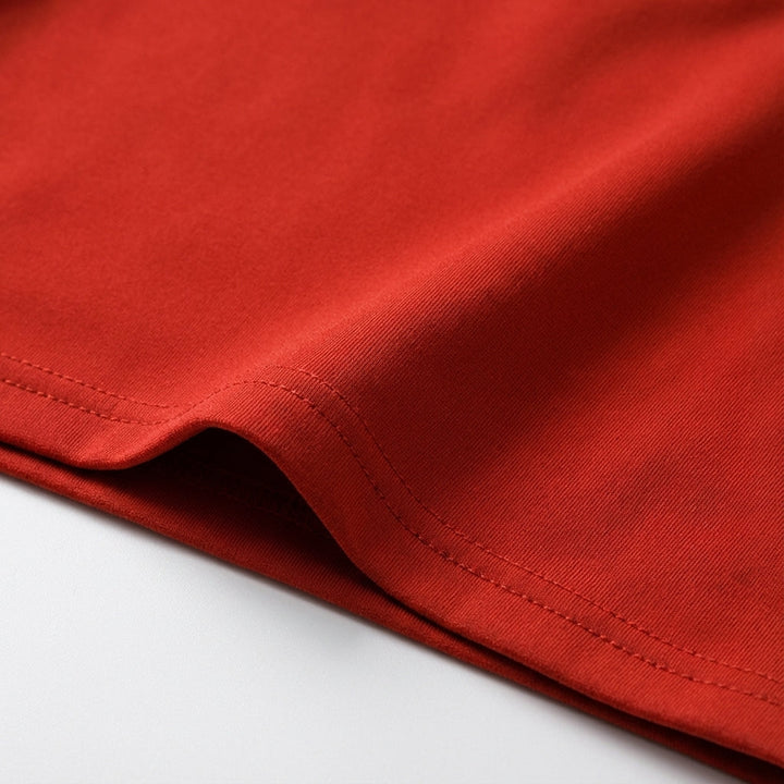 Stylish women's sportswear: a short cut seamless top with removable pads for comfortable workouts.