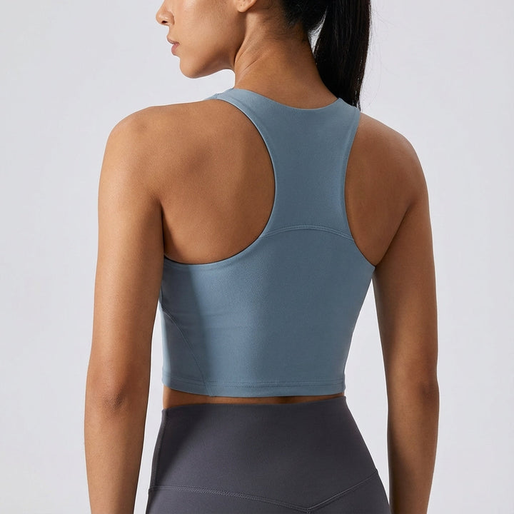 Athletic women's seamless short top, designed for high-intensity training and yoga sessions.