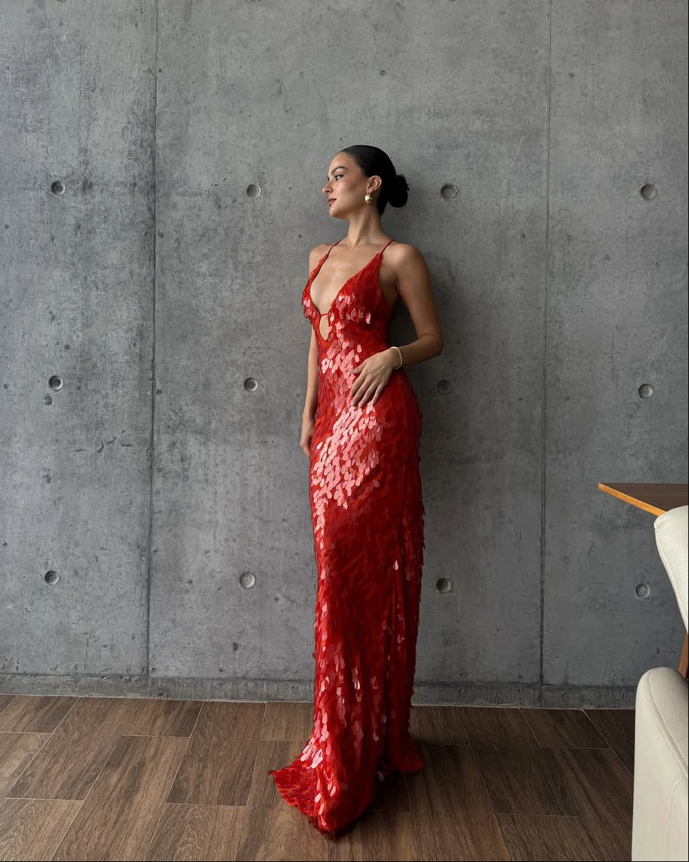 Women's elegant sequin party dress, a long maxi style with a captivating plunge neckline. Ideal for special nights.