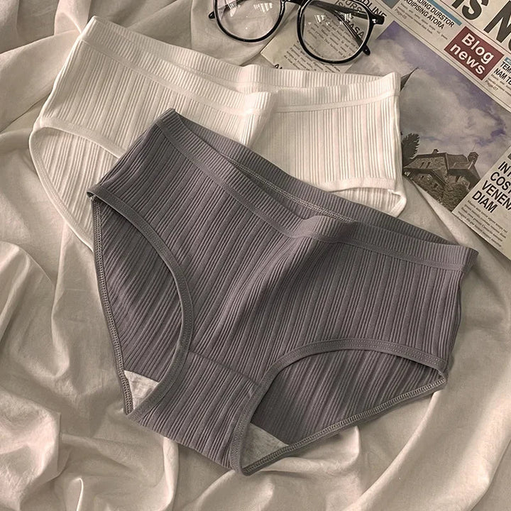 High-rise women's ribbed cotton panties, designed for comfort and a smooth fit. Seamless briefs 3-pack.