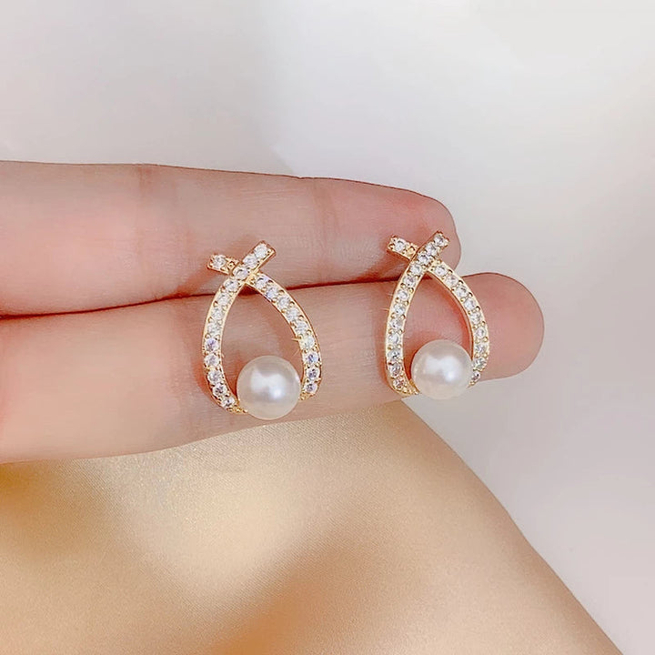 Stylish women's shimmering glitter pearl drop earrings. Fashionable jewelry accessory with a glamorous touch.