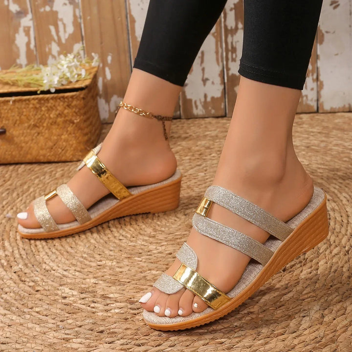 Casual women's triple-strap summer sandals in a dazzling shimmering finish.