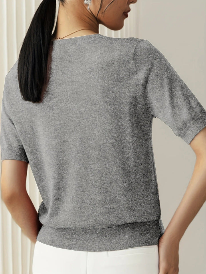 Casual women's knit top, crew neck, short sleeves, ribbed hem. Ideal for spring outfits.