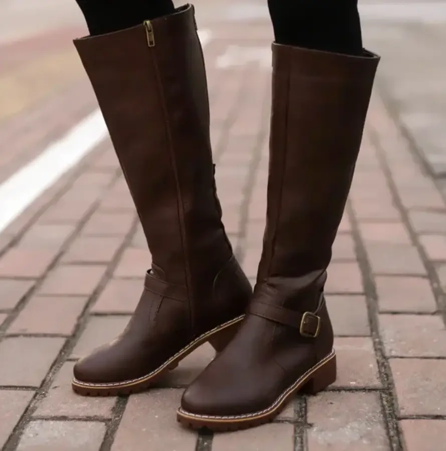 Sleek black women's Siena knee-high boots featuring a comfortable block heel. Ideal for elegant autumn & winter outfits.