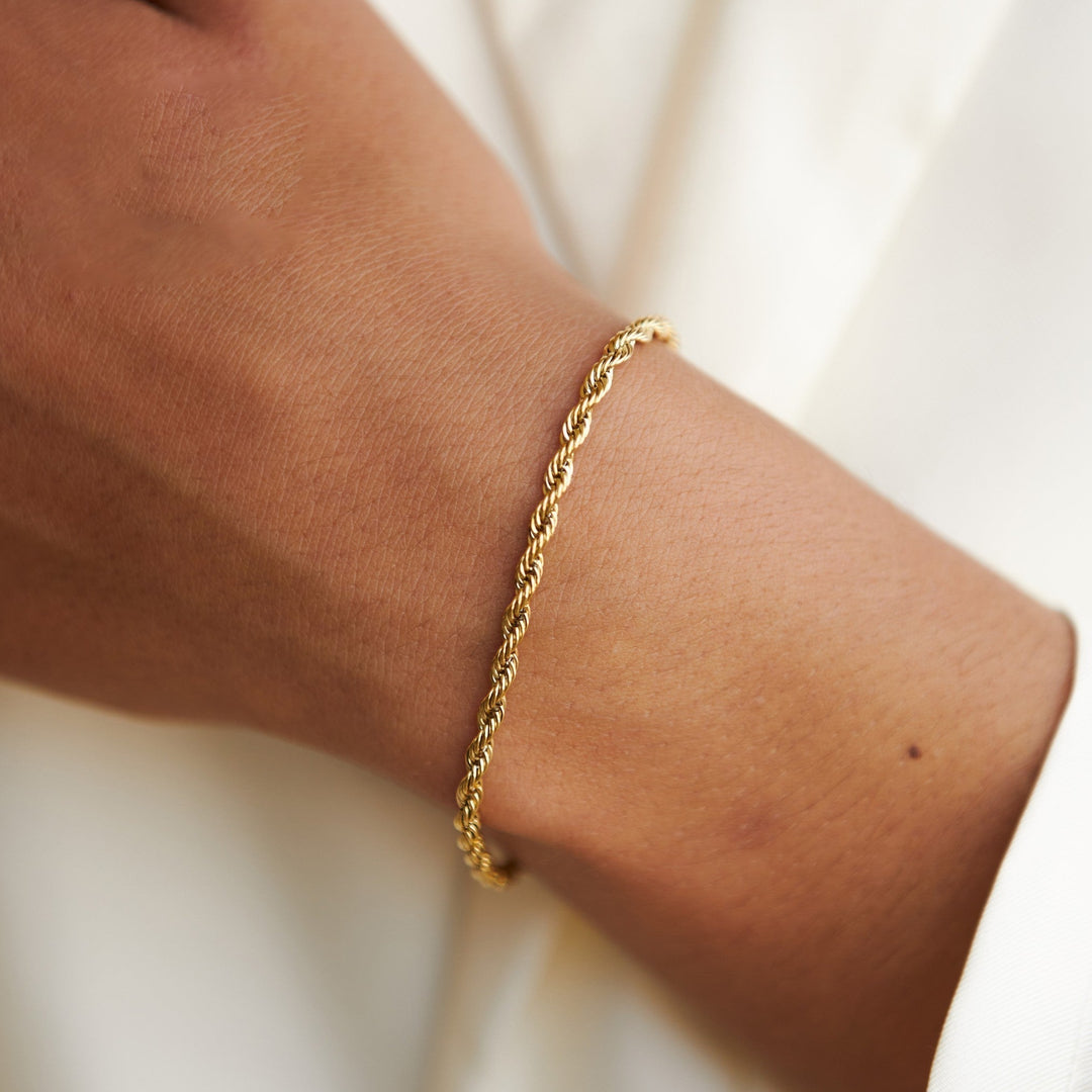 Women's Sienna twisted link chain bracelet, elegant gold jewelry, durable & waterproof for everyday wear.