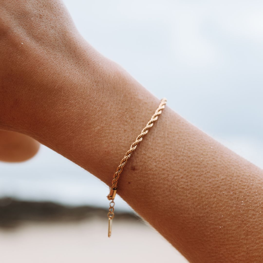 Gold-plated Sienna twisted link chain bracelet, waterproof & hypoallergenic women's jewelry for daily style.