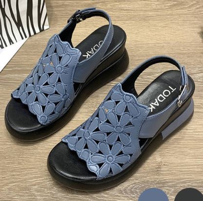 Pair of Sissy women's comfort sandals with adjustable straps, ideal for city walking and everyday wear.