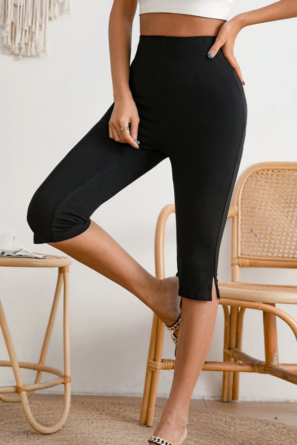 Modern women's slim-fit cropped pants, made with stretch fabric for ultimate summer comfort and style.