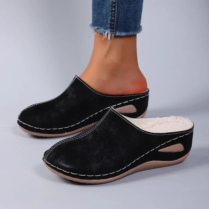 Easy-wear women's slip-on clogs, offering everyday comfort for both indoor & outdoor casual activities. Cushioned design.