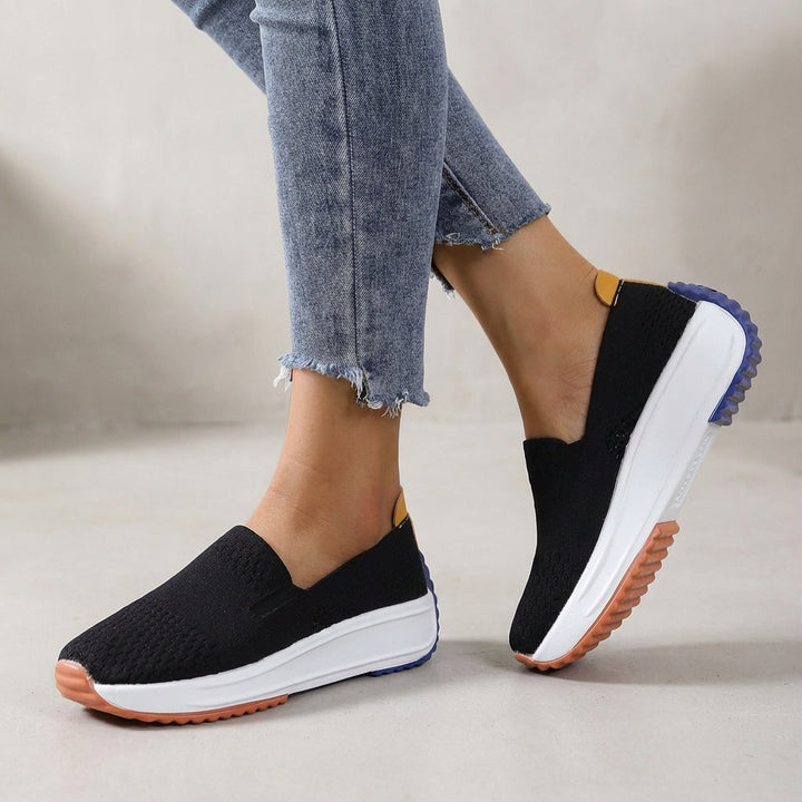 Women's slip-on platform sneakers, orthopedic design for arch support & everyday comfort. Ideal for walking.