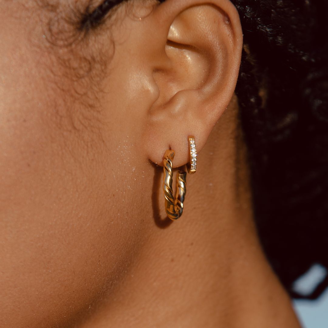 Amara women's small hoop earrings, glittering zirconia. Subtle sparkle for everyday elegance.