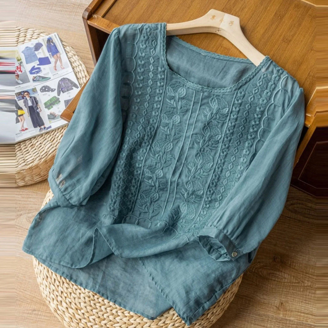 Comfortable women's blouse with a loose fit. Soft & breathable, ideal for casual everyday style.